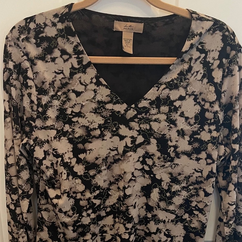 I.E. Petite Women Black Tan Abstract Print Mesh V-Neck Long Sleeve Top Size PL